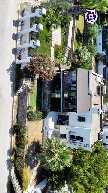 Bahçeli villanın drone ile havadan görünümü
