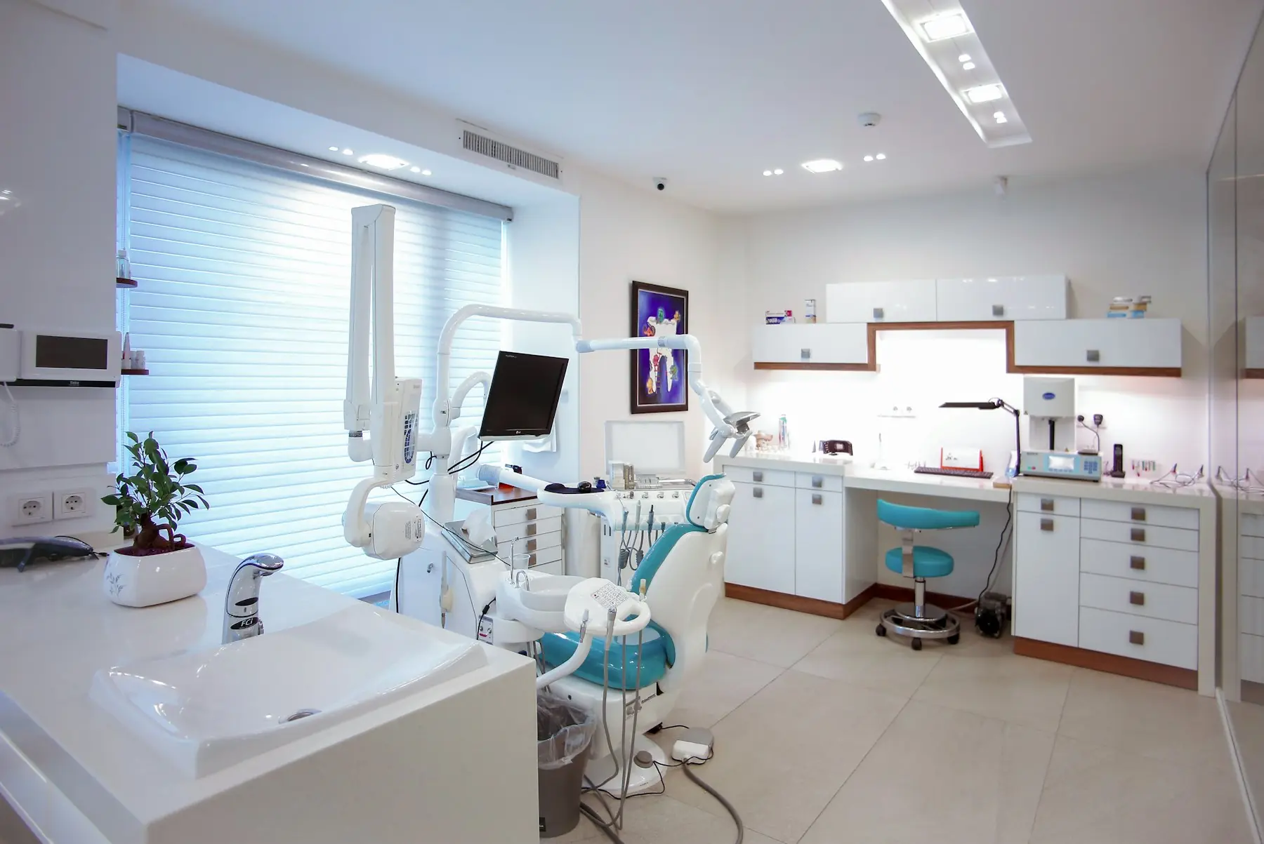 Aydınlık, modern diş kliniği tedavi odası